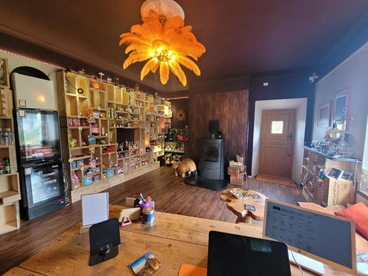 Budget Stay, In Lovely Private Setting With Rustic Charm, Log Burner, Fire Pit, Campers Kitchen & Eco Loo No Bedding Supplied Narberth Kültér fotó