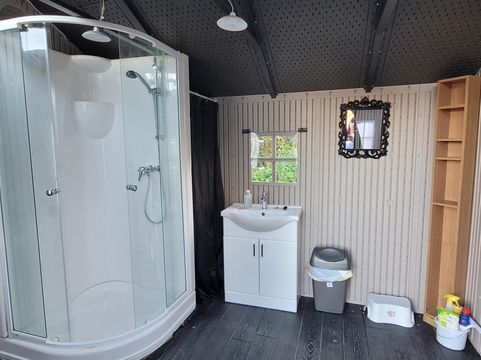 Budget Stay, In Lovely Private Setting With Rustic Charm, Log Burner, Fire Pit, Campers Kitchen & Eco Loo No Bedding Supplied Narberth Kültér fotó